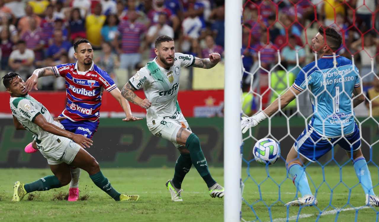 Com um a menos e números melhores; Palmeiras arranca empate e segue líder